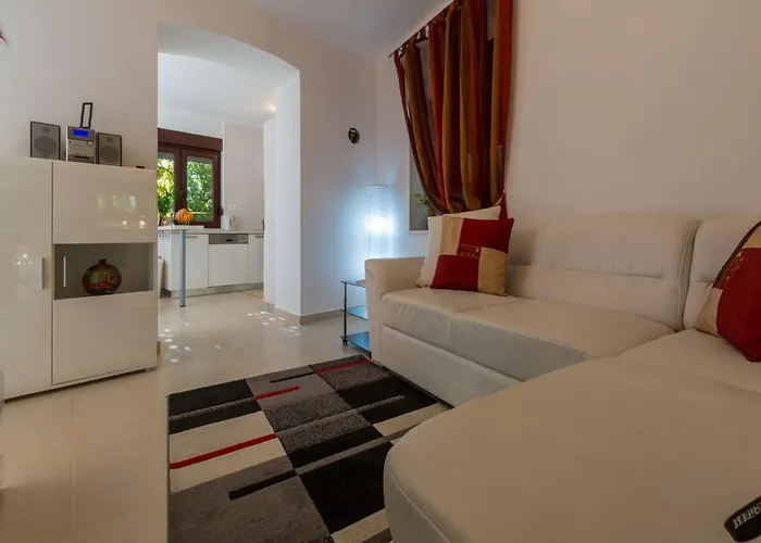 Lara Villa *