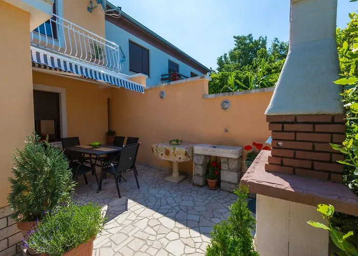 Lara Villa